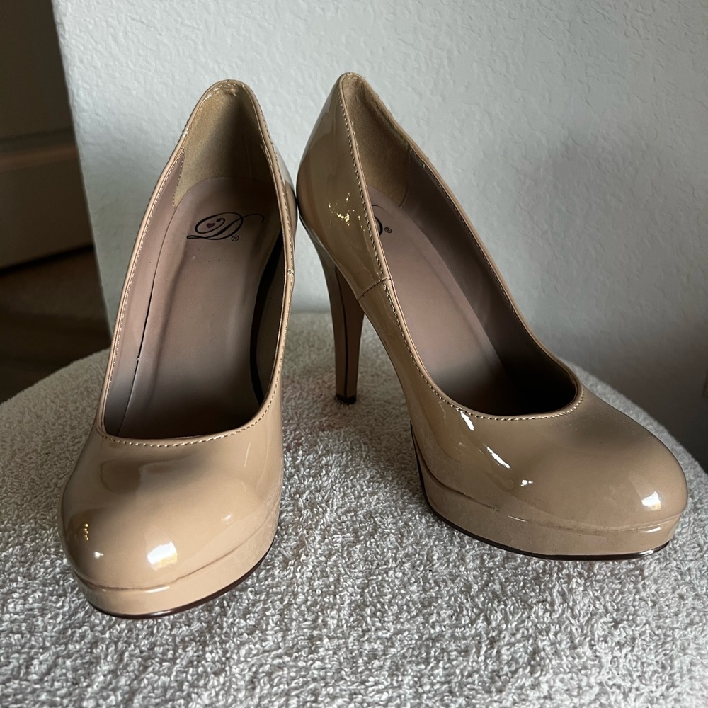Elegant Beige Patent Leather Pumps
